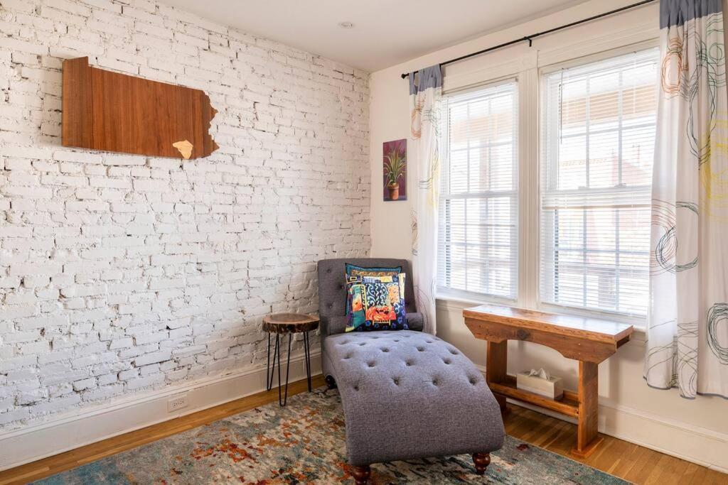 3 Minutes To Downtown W/patio, Art, Fire Pit, Bbq Apartment